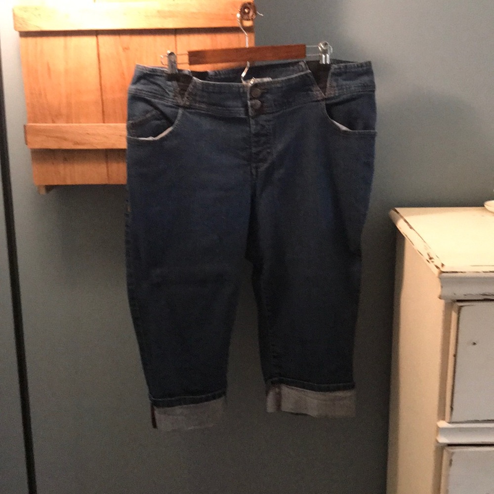 Jean capris! Stretchy waistband!